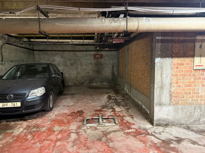 Ondergrondse autostaanplaats gelegen op de hoek van de Boomgaardstraat en de Helenalei te Antwerpen. Het garagecomplex is afgesloten met een automatis