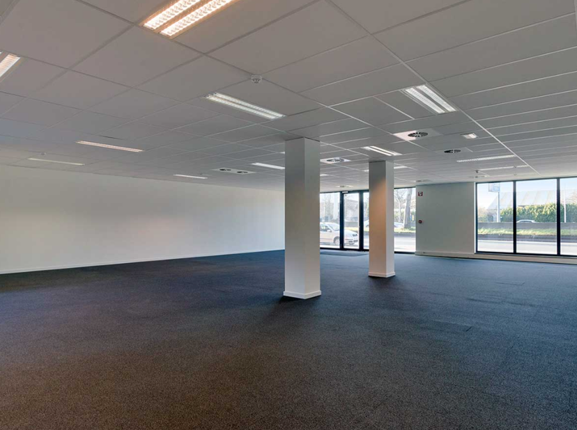 ALGEMEEN<br />
In The Lofthouse South in Wilrijk wordt een moderne en instapklare kantoorruimte/retailruimte van 203 m² aangeboden op de gelijkvloers.