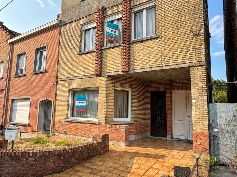 Woning op rustige ligging met ruime tuin te koop! <br />
<br />
Indeling: inkomhal, ruime leefruimte met living, eetplaats. Keuken met extra ruimte!