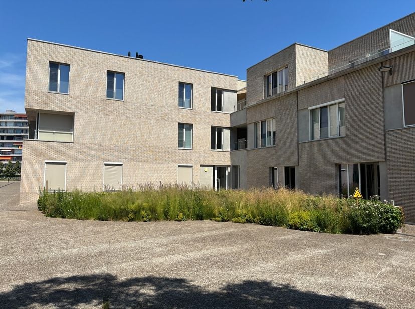 Op zoek naar een comfortabel en energiezuinig appartement met 2 slaapkamers en parkeergelegenheid? Dan is dit een absolute aanrader.<br />
<br />
Dit