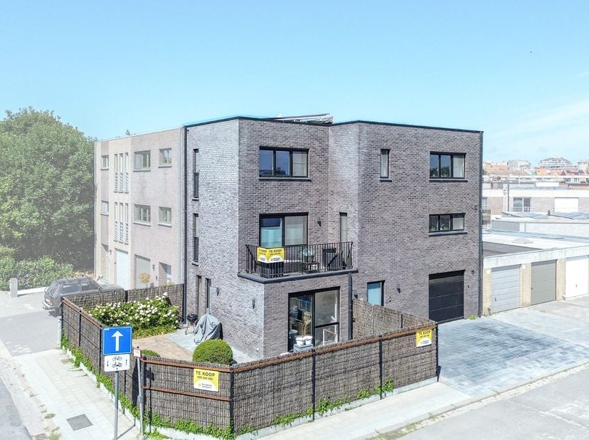 Deze recente bel-etagewoning uit 2018 is gelegen in een rustige woonwijk in Wenduine en combineert een ruime bewoonbare oppervlakte van 236 m² met een