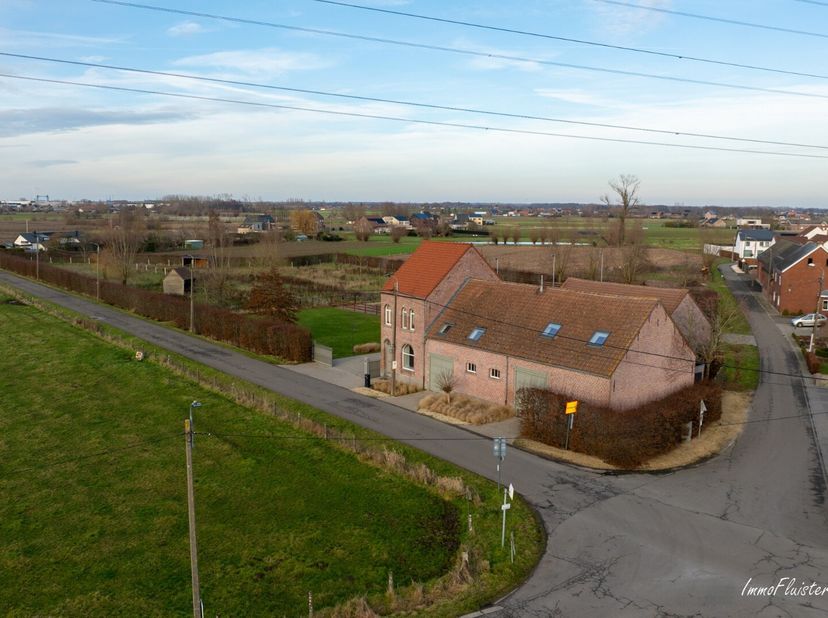 Amoureux des chevaux, attention ! Cette magnifique propriété offre un bâtiment de stalles dans le même style que la maison. Le bâtiment isolé propose