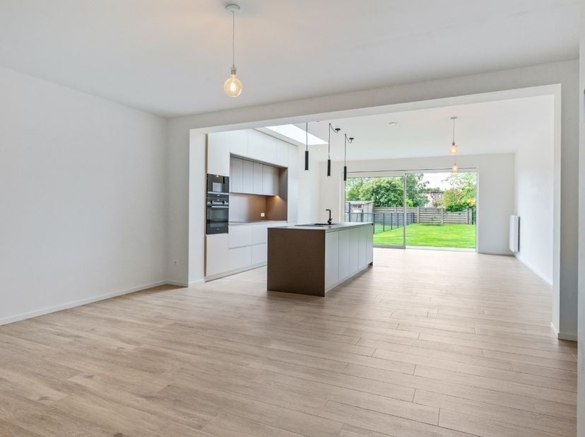 Deze charmante, instapklare woning&amp;nbsp;is gelegen in een doodlopende, rustige straat in een woonwijk in Hoevenen, op korte afstand van het centrum. O