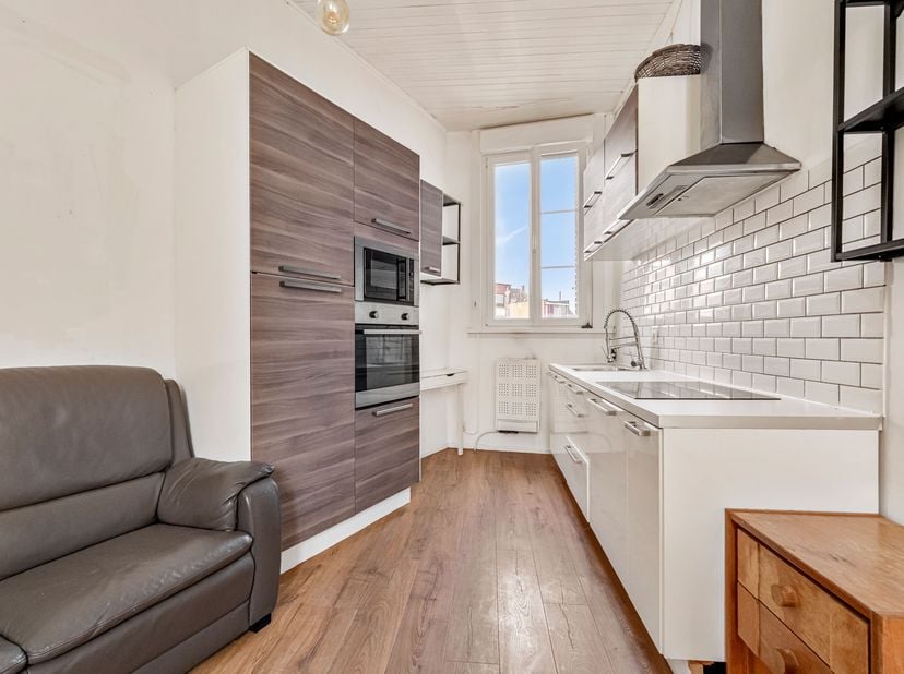 Deze woning is op zoek naar zijn nieuwe eigenaars!<br />
Je betreedt de woning via de inkomhal. Deze heeft toegang tot de garage met elektrische poort