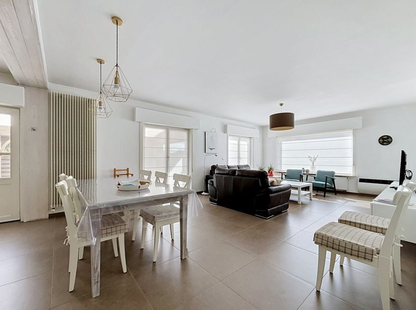 Deze woning is rustig gelegen in een doodlopend straatje, en is perfect voor gezinnen of als tweede verblijf (wordt momenteel verhuurd als vakantiewon