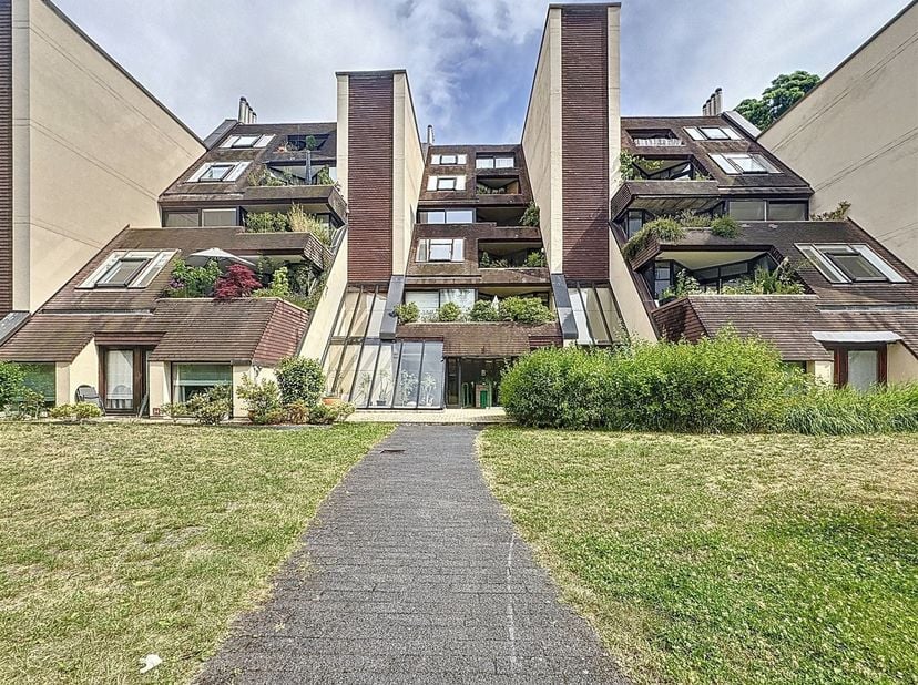 En bordure de Watermael-Boitsfort et en lisière de la forêt de Soignes à proximité du golf et du centre sportif beau rez de chaussée au calme dans un