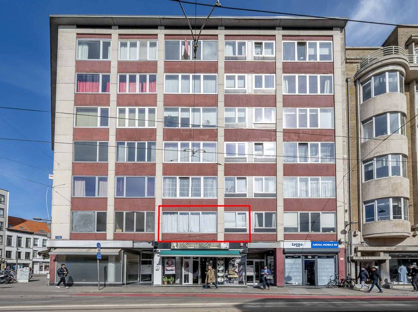 INSTAPKLAAR APPARTEMENT -<br />
Ruim appartement op eerste verdiep. <br />
Centraal gelegen. <br />
Instapklaar, volledig gerenoveerd. <br />
Twee sla