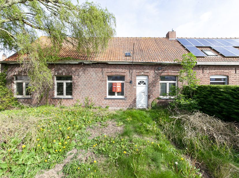 TE RENOVEREN WONING - <br />
<br />
Renovatieproject in Brandhoek. Deze te renoveren woning biedt een unieke kans voor wie op zoek is naar een authent