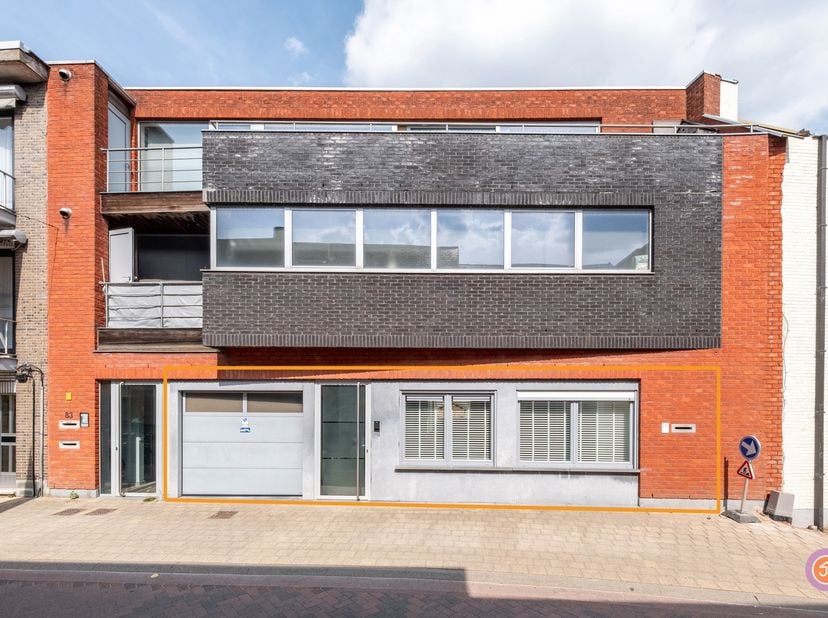 Vandaag nemen we je mee naar dit verzorgde gelijkvloers appartement, gelegen in het centrum van Sint-Amands. Scholen, winkels en openbaar vervoer bevi