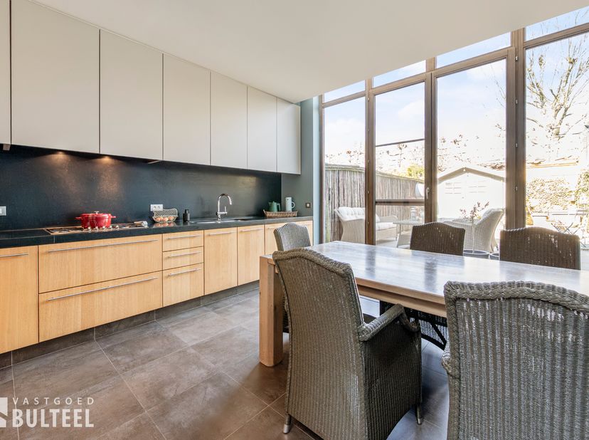 In deze perfect onderhouden woning waar karaktervolle en hedendaagse elementen worden samengebracht, geniet u van alle comfort. De woning biedt u een