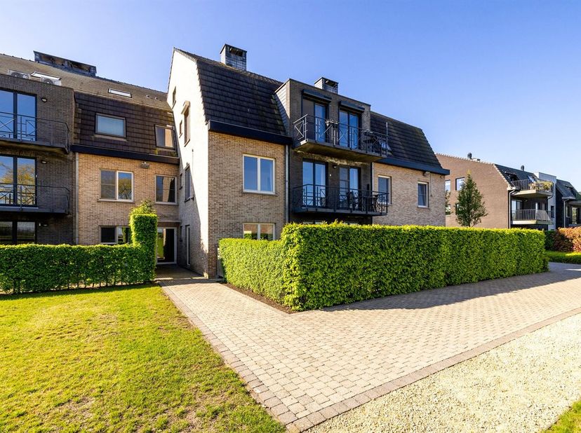 Ruim duplexappartement met 3 slaapkamers, 2 badkamers, garage en kelderberging. <br />
Centraal gelegen te Booischot, op wandelafstand van winkels, sc