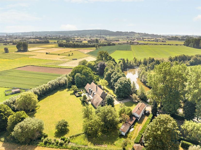 Midden het groen, in alle rust en omringd door natuur, bevindt zich deze uitzonderlijke villa met 5 slaapkamers op een unieke locatie aan een schilder
