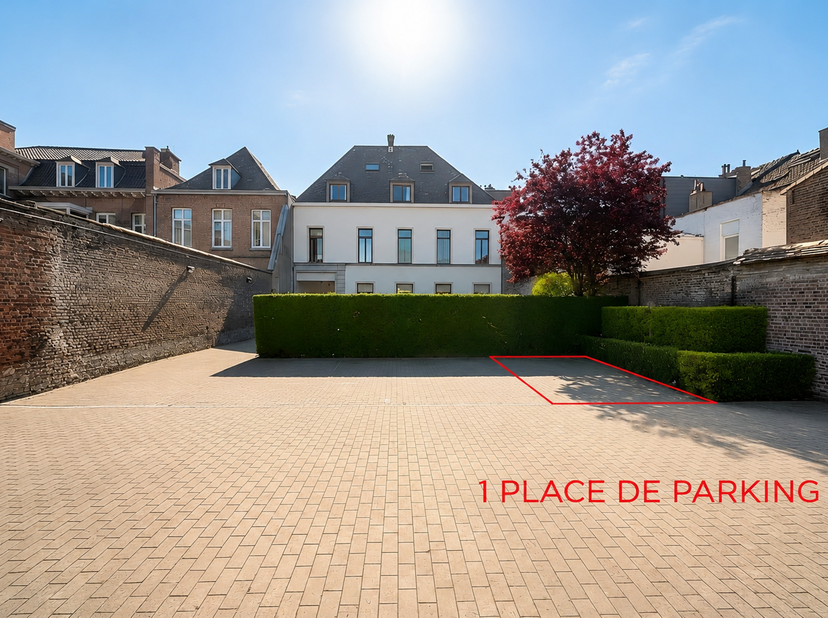 Idéalement situé en centre-ville de Tournai, aux abords des quais, l’agence Leclercq vous propose cet emplacement de parking extérieur sécurisé.<br />