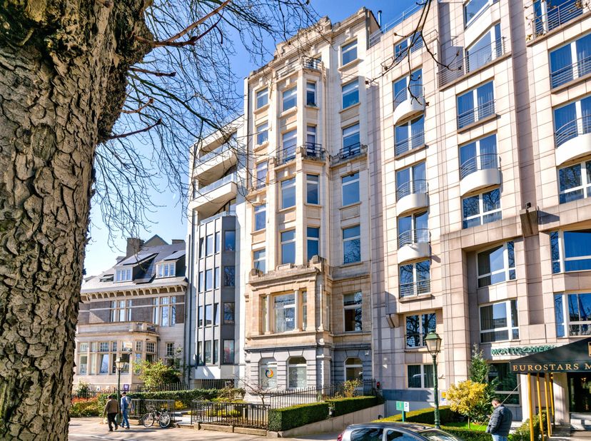 Lichtgevend penthouse van +/- 134 m² en +/- 40 m² terras<br />
- Inkomhal met gepantserde deur,<br />
- Grote ontvangstruimten van +/- 65 m² met parke