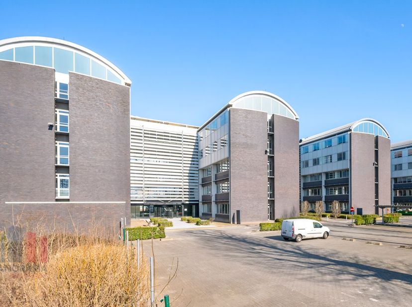 Uitzonderlijk goed bereikbare, instapklare kantoren van 1.577 m² te huur, ideaal gelegen dankzij de directe aansluiting met de R4 op slechts 1 km afst