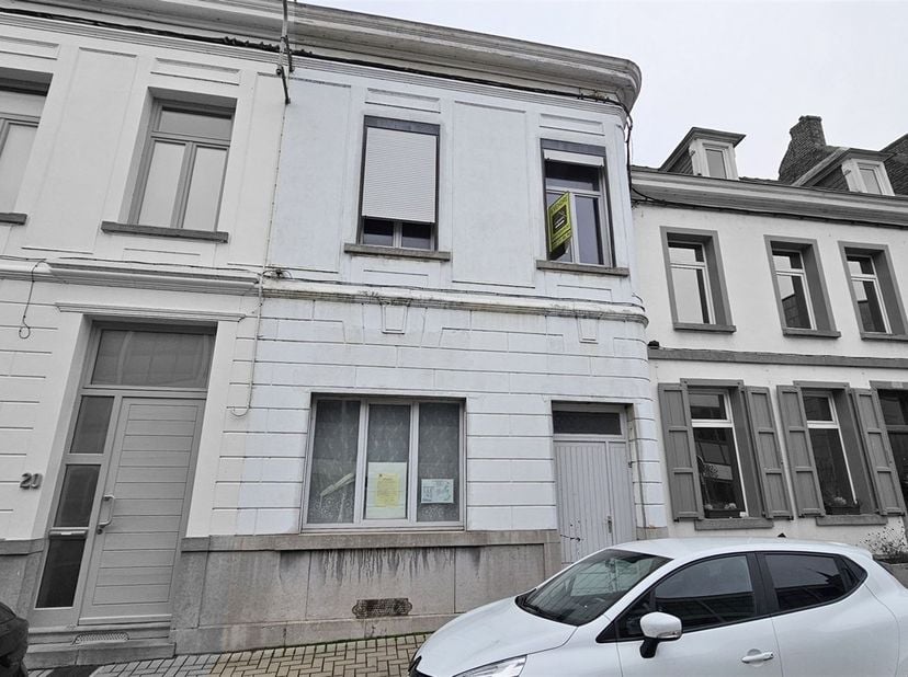 Prix: 150.000 euros, frais d'agence non inclus et à charge de l'acquéreur.<br />
Grande maison à rénover comprenant: <br />
Sous-sol: Grandes caves.<b