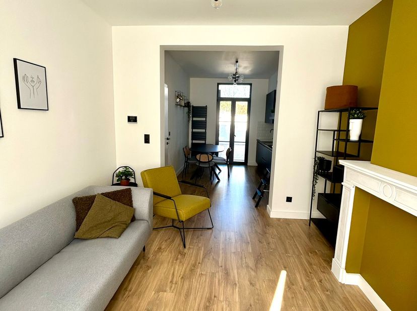MAISON MITOYENNE ENTIÈREMENT RÉNOVÉE, PRÊTE À EMÉNAGER, DANS UN EMPLACEMENT DE CHOIX<br />
Située à la limite entre Vilvoorde et Grimbergen, dans un q