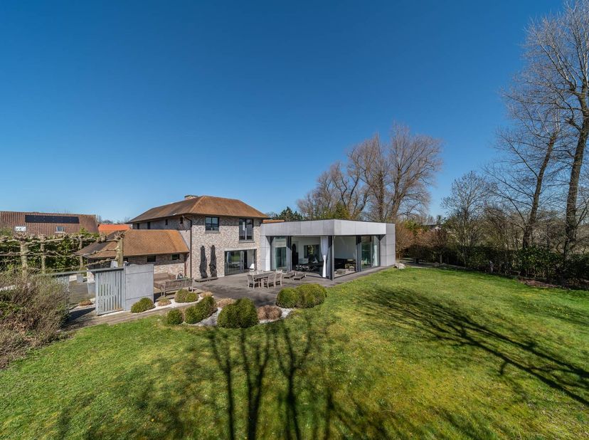 In een residentiële buurt te Sint-Idesbald (Koksijde), grenzend aan het natuurreservaat de Noordduinen vinden we deze prachtige villa te koop. De vill