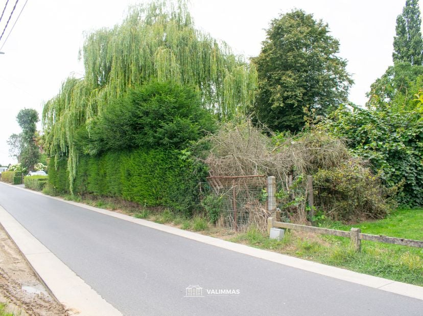 VALIMMAS verkoopt dit mooi, rustig en landelijk gelegen perceel grond in woongebied.   <br />
Oppervlakte ± 12 are 40 ca. Breedte vooraan ± 22,80m.