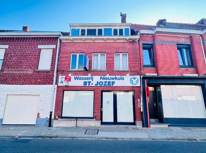 immeuble commercial spacieux de 420m² + habitationAgencementrez-de-chaussée: bureau + magazin + toilette + escpace commercialepremier étage: salle de