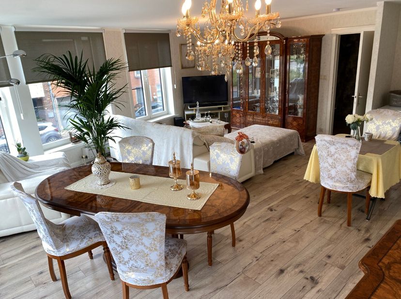 Dit appartement situeert zich in het centrum van Gavere: vlakbij winkels, openbaar vervoer,....maar ook in de omgeving van wandel- en fietsroutes. Dit