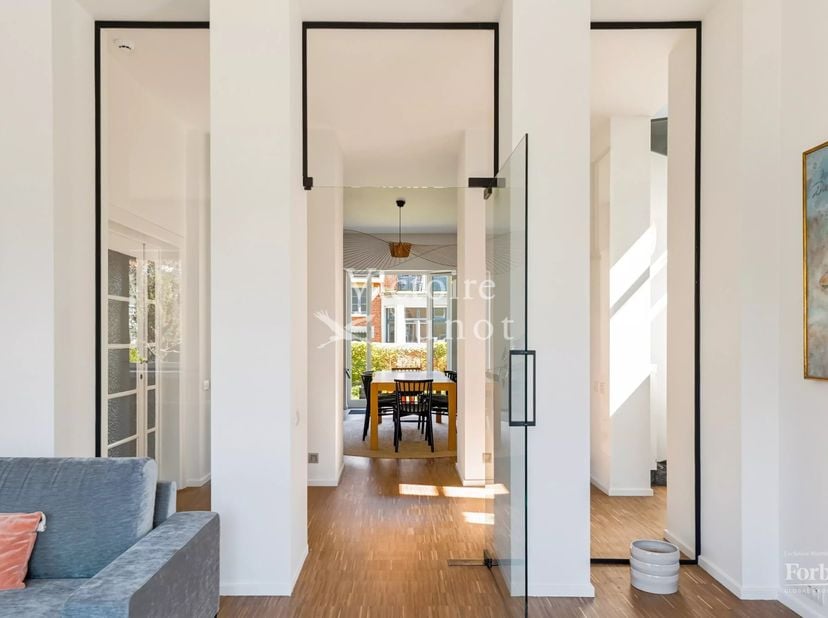 Fort Jaco, vlakbij winkels, scholen en openbaar vervoer, zal deze prachtige modernistische villa van ± 310 m² bruto u aanspreken door zijn architectuu