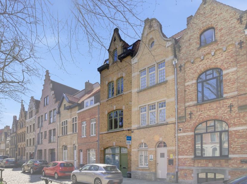Op zoek naar een woning die ruimte, comfort en een uitstekende ligging combineert? Dan is deze verrassend ruime stadswoning in de geliefde Veemarkt ab