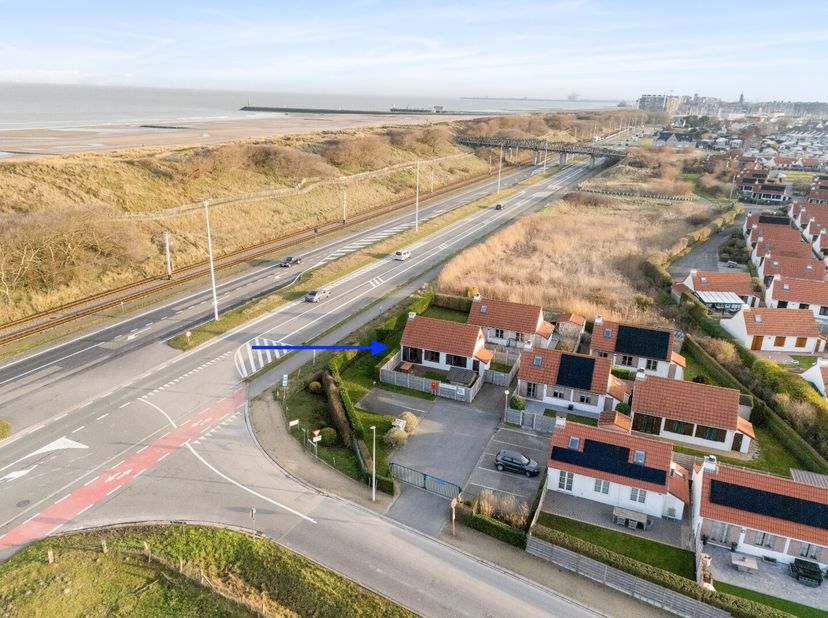 A un souffle de la mer vous trouvez cette maison de vacances moderne et bien entretenu.  L'orientation est sud, sud-ouest, il y a le soleil dans le li