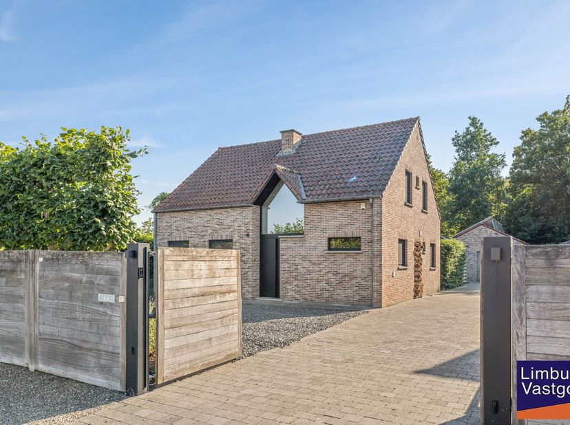 Mooie en lichtrijke gezinswoning, gelegen in een doodlopende straat in een groene en bosrijke omgeving nabij wandelpaden en fietsroutenetwerk. Scholen