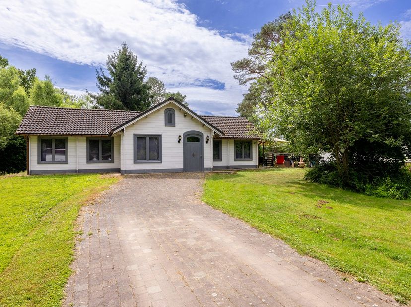 Op zoek naar een plek waar rust, natuur en comfort samenkomen? Deze charmante en uitstekend onderhouden bungalow, gelegen aan de Venneweg in Herselt,