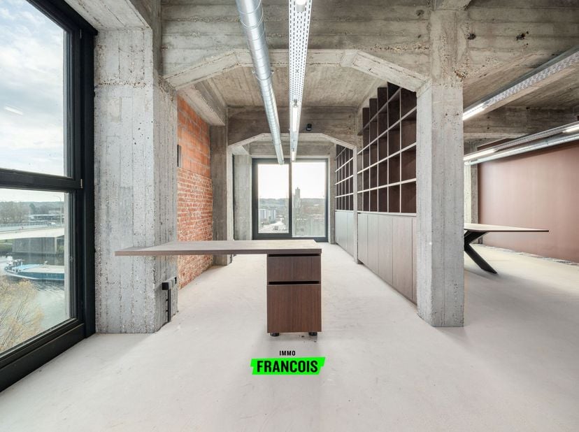 Très bel espace de bureau de caractère, situé au 5e étage d'une ancienne usine d'aliments pour animaux transformée en bâtiment commercial contemporain