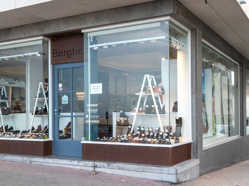 Magasin idéalement situé à l'angle de la Zeedijk et de la Strandstraat, entre l'Albertplein et la Wielingen, dans le sens de la circulation. Actuellem