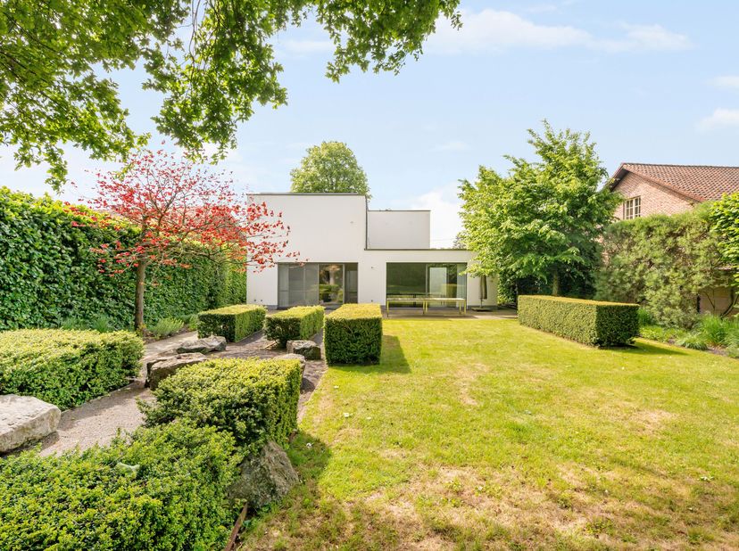 Deze woning combineert luxe, comfort en een overvloed aan natuurlijk licht, en vormt de ideale thuisbasis voor een gezin.  Deze eigendom biedt u de no