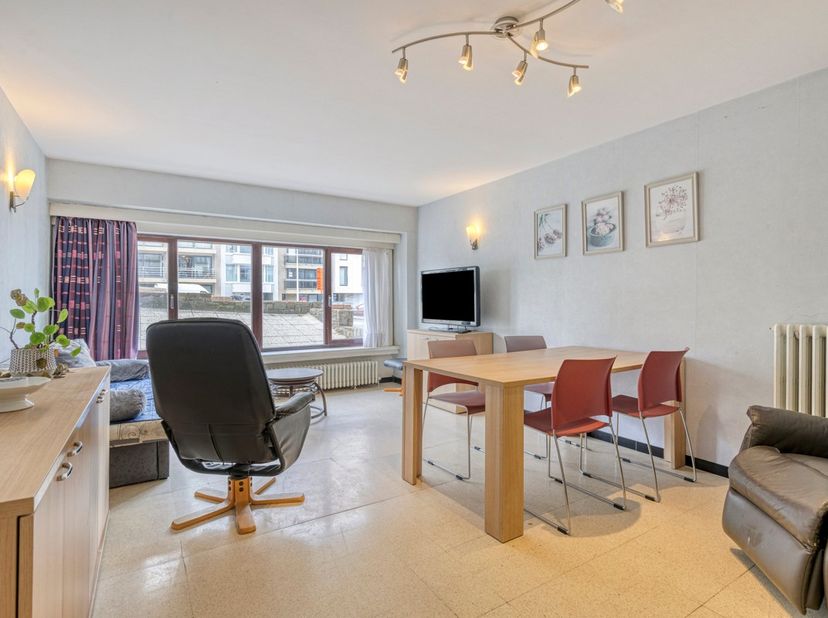 Appartement 1 chambre chaleureux idéalement situé à proximité de la Digue. Il comprend une salle de bains avec baignoire ainsi que des toilettes sépar