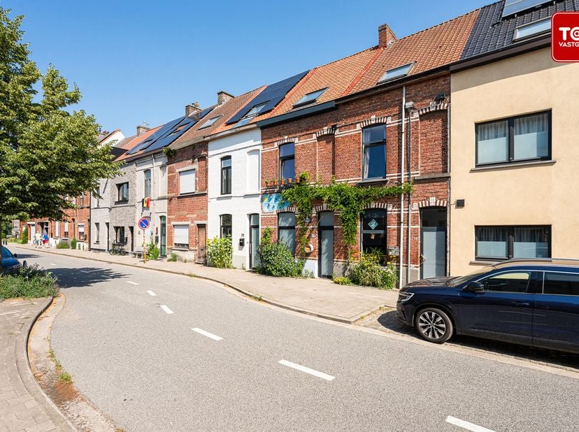 Deze woning is gelegen in een rustige straat te Wondelgem die uitkomt op het Vroonstallepark met openbaar vervoer, winkelgelegenheid en scholen op wan
