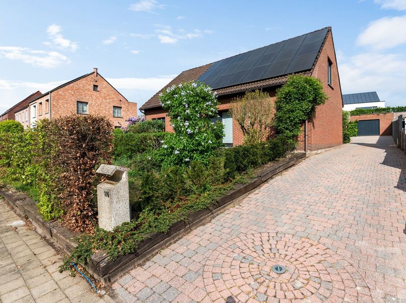Opgefriste woning met 5 slpks, tuin en garage!<br />
<br />
In het centrum van Emblem, vlakbij het kanaal en centraal tussen Lier, Nijlen en de opri