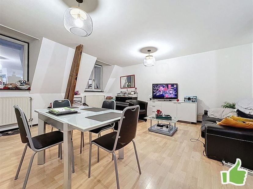 Idéalement situé en plein centre-ville, à deux pas de la Grand-Place de Mouscron, cet appartement combine confort, fonctionnalité et emplacement de pr
