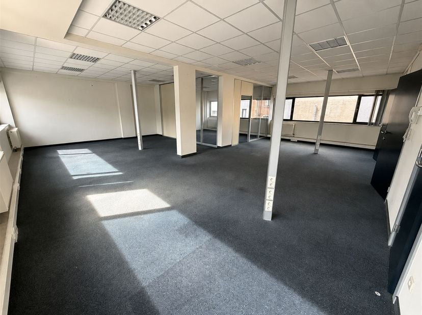 Bedrijfsvastgoed te huur in Bredastraat 118,
                    2060 Antwerpen
