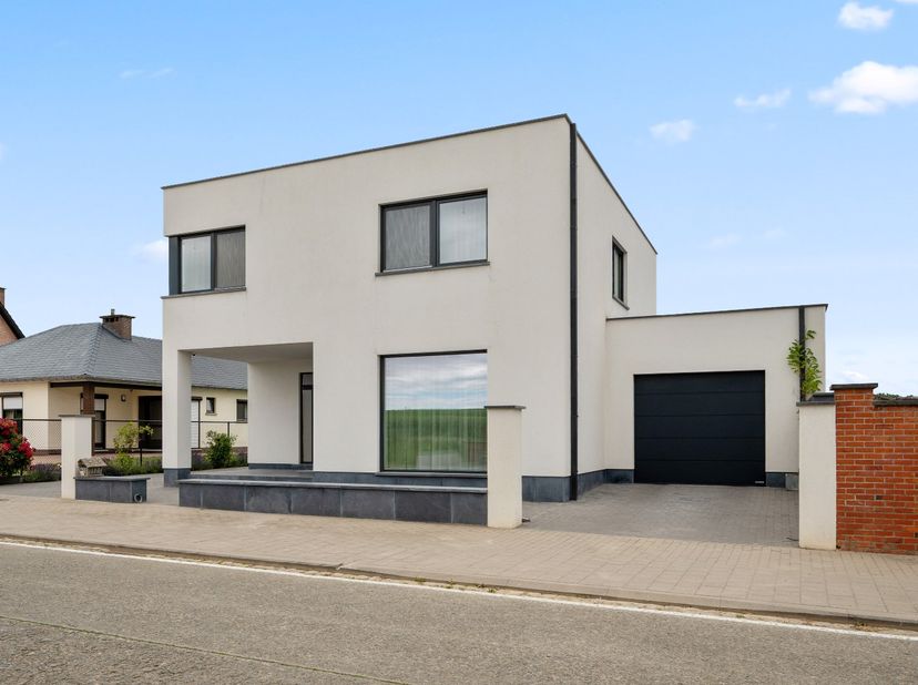 Deze prachtige, moderne woning in Oorbeek is een open bebouwing met een ruime tuin en mooi terras. De woning beschikt over een garage en 5 slaapkamers
