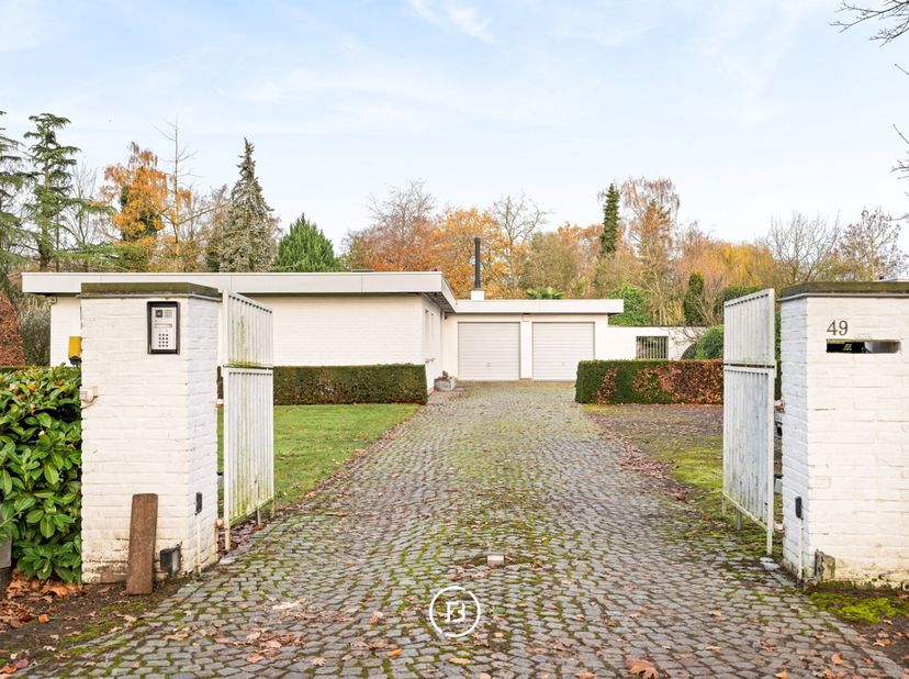 Deze karaktervolle seventies villa bevindt zich aan de Ganzeplas in het mooie Aalter. De eigendom staat op een perceel van 2.000 m². Naastliggend perc