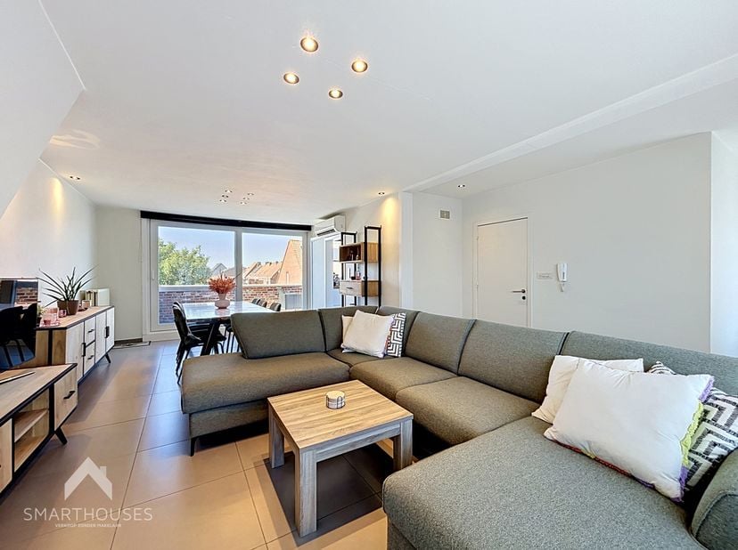 Interessant gelegen appartement bestaande uit een ruime en lichtrijke leefruimte met eet-en zithoek, volledig uitgeruste keuken, ruim zon georiënteerd