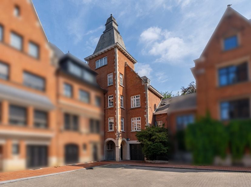 IXELLES, in een privédomein tegenover de Abdij van Ter Kameren, prachtige HERENWONING (6 slpk/4 badk) van ±545 m² bewoonbare oppervlakte (PEB-oppervla