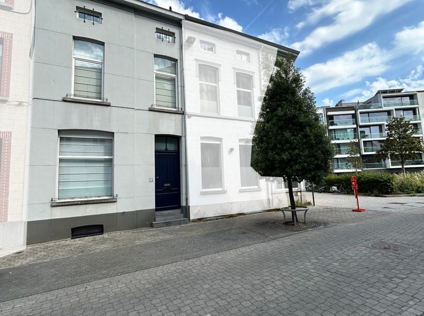 In de Cumontstraat, vlak bij het Bauwensplein en op wandelafstand van het station van Aalst, bevindt zich deze charmante stadswoning met 3 slaapkamers