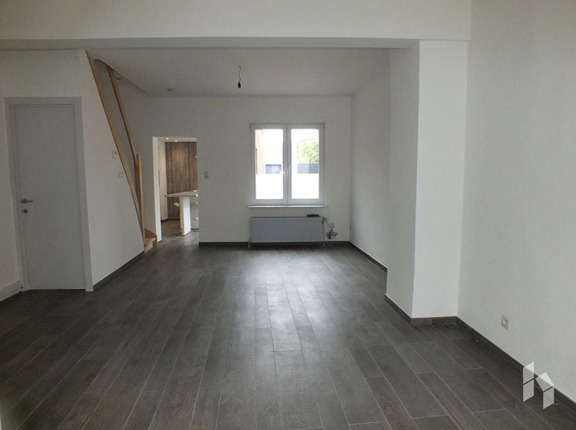 Gerenoveerde stadswoning ( 130 m²) met 2 slaapkamers, een garage en autostaanplaats in het centrum van Lommel.<br />
INDELING: <br />
Gelijkvloers: in