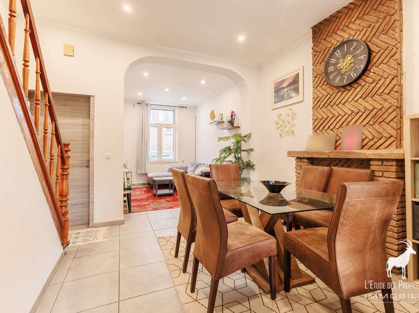 Kantoorreferentie: V6031-1822<br />
*** VIRTUEEL BEZOEK: https://envisite.net/vtour/fr/rgrfj1/frame ***<br />
Ontdek deze prachtige woning gelegen in