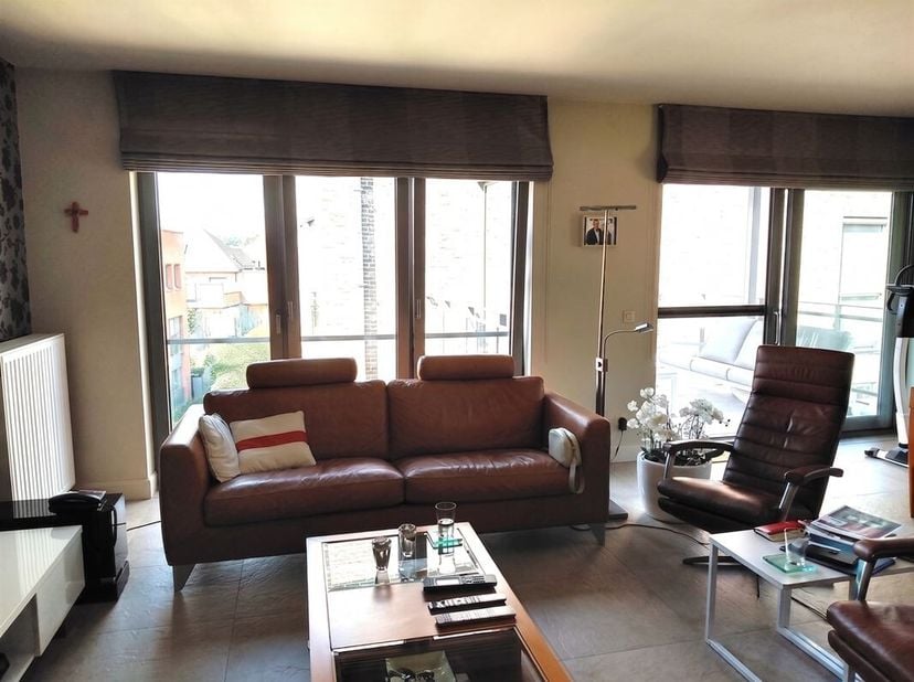Vraag uw bezoek aan via info@optimusvastgoed.be!<br />
TE HUUR: Ruim appartement met 2 slaapkamers en ruim terras te Lummen!<br />
Dit luxueus afgewer