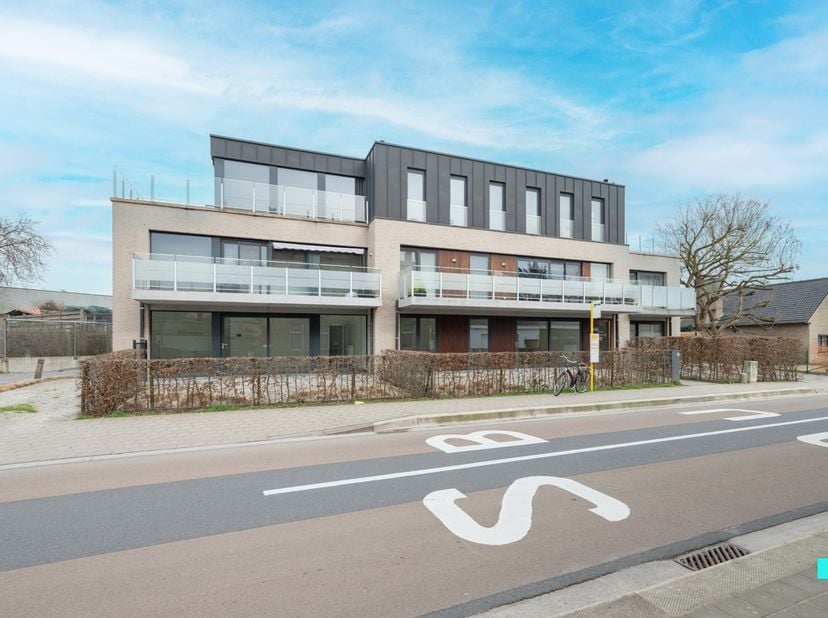 Dit instapklare tweeslaapkamer appartement bevindt zich op de gelijkvloerse verdieping van residentie 'St. Maertens Veld' en heeft een bewoonbare oppe