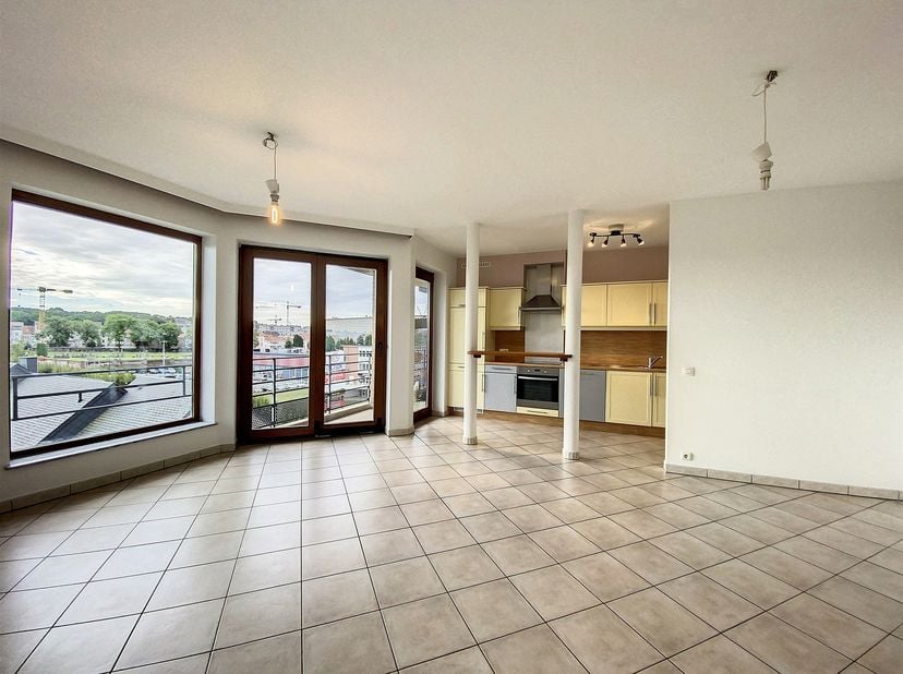 Dans un clos résidentiel calme et non loin du parc Josaphat, situé au 4E étage d’un petit immeuble avec ascenseur, splendide appartement 2 chambres de