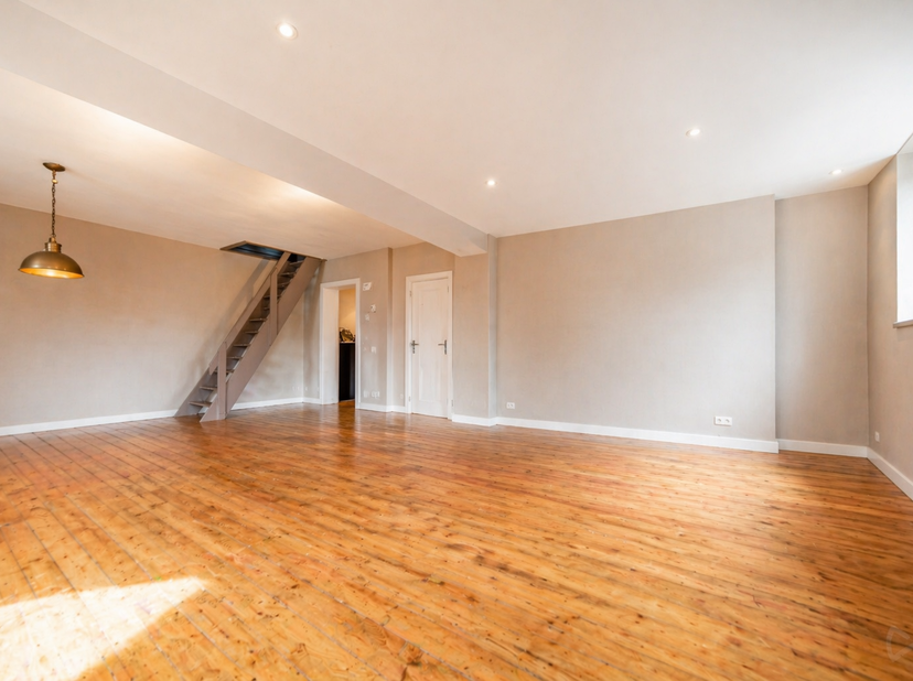 We Invest Ixelles heeft het genoegen u dit mooie appartement vol charme voor te stellen, ideaal gelegen in het hart van Brussel, op een steenworp afst
