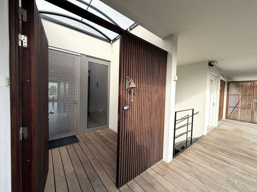 Inleiding<br />
Ontdek dit verzorgd en instapklaar appartement, gebouwd in 2014, waar hedendaags comfort en een praktische indeling centraal staan. M